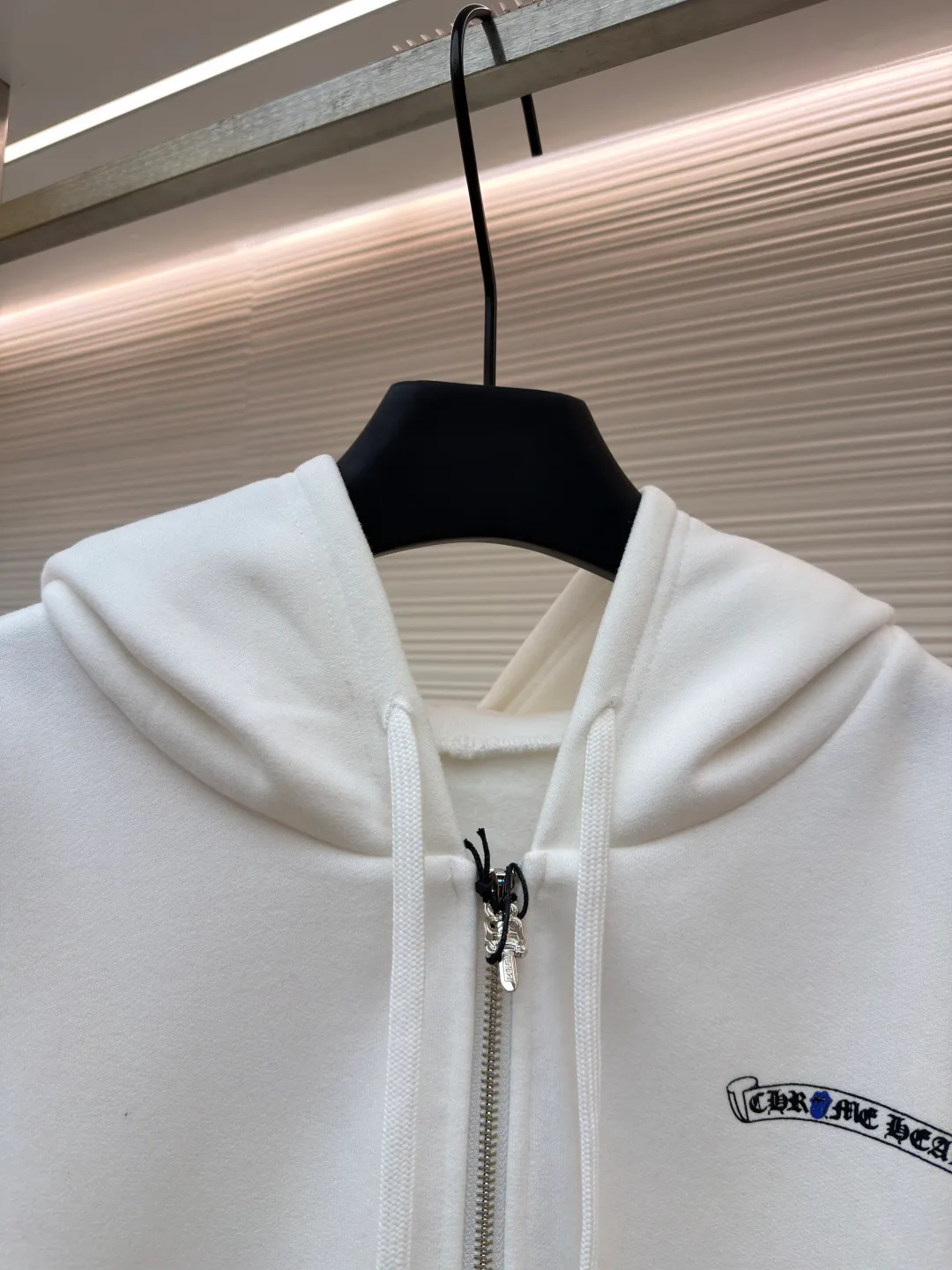 P470 Chrome Hearts hooded glue-printed sweatshirt jacket ●Item number: 1682183-B05 ●Fabric: cotton fleece sweatshirt fabric ●Technology: glue printing production ●Color: white ●Version: loose fit ●Weight: about 900 grams ●Size: S-M-L-XL ●Description: This CHROME HEARTS hooded glue-printed sweatshirt jacket is treated with a professional fabric enzyme washing process. The enzyme-washed fabric not only removes impurities and stiffness produced during the weaving process, but also makes the fabric feel soft and skin-friendly. It also improves the drape and durability of the fabric, making it more comfortable to wear. The glue printing process of the body of the garment ensures the color saturation and three-dimensionality of the pattern. The printing layer is closely integrated with the fabric, making it less likely to crack or fall off, and can maintain the integrity of the pattern for a long time. In addition, due to differences in measurement methods, there will be a normal error of 1~3CM in the clothing length, bust and other dimensions. In order to protect the integrity of the fabric and printing process, it is recommended that the product be cleaned by hand to maximize the wearing life of the clothing. The overall wiring is straight and delicate, the fabric is comfortable and soft, and the color is consistent without color difference. It can be matched with the same style to create a fashionable look and control various occasions. Customized accessories, complete with three standards, same style for men and women!